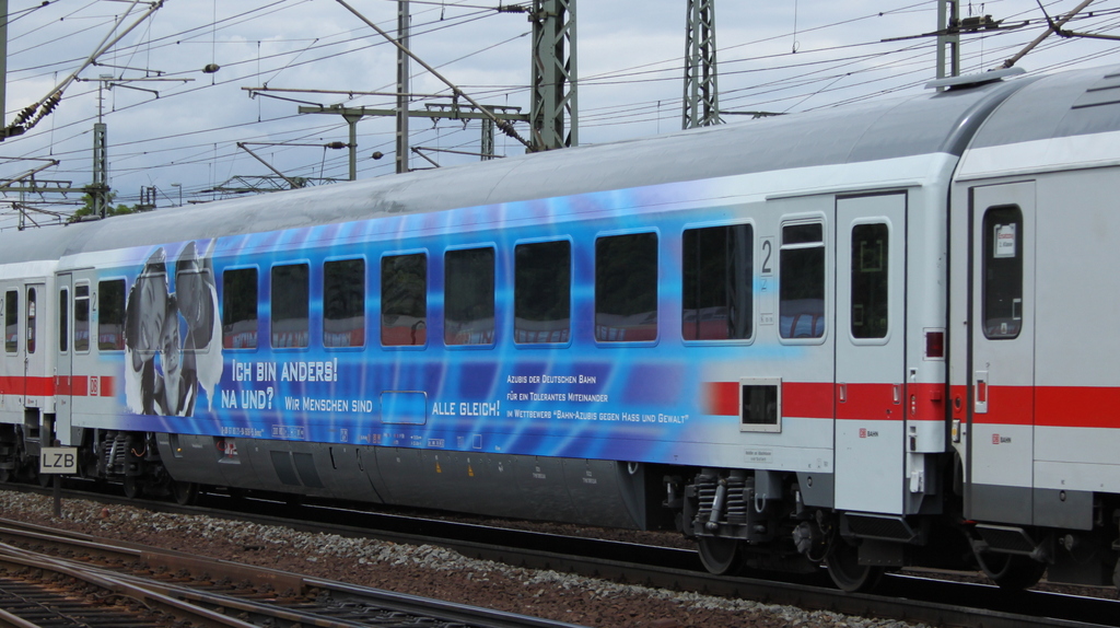 ICH BIN ANDERS! NA UND? der neue Werbe IC Wagen eingereiht im Ersatz IC 2802 nach Wiesbaden am 10.06.12 in Fulda