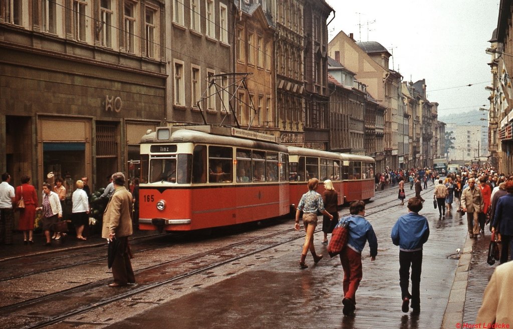 Im August 1977 bahnt sich Tw 165 seinen Weg durch die belebte Geraer Innenstadt