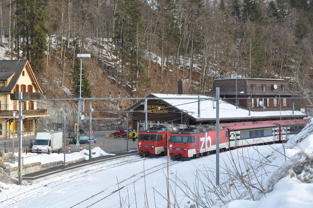 Im Bahnhof Brnig-Hasliberg treffen am 24. Januar 2010 die HGe 101 961-1  Horw  mit dem IR 2214 Luzern - Interlaken Ost und HGe 101 965-2  Lungern  mit dem Probe-Pendel-IR 2215 Interlaken Ost - Luzern aufeinander. Durch den Probe-Pendel entsteht die seltene Situation mit 2 HGe 101 nebeneinander.