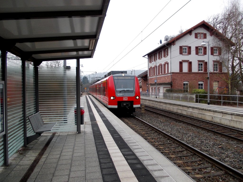 Im Bahnhof Neckargerach fhrt gerade ein S1 Zug nach Homburg Saar ein, es ist der  gebastelte  425 225-0/425 227-4, der mich so dann nach Heidelberg bringt.3.3.2013