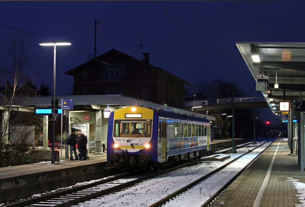 Im Berufsverkehr sind einige Fahrten der Strohgubahn bis nach Stuttgart-Feuerbach durchgebunden. Von Feuerbach kommend legt der WEG VT 413 am 07. Januar 2010 als WEG 86084 nach Weissach im Bahnhof von Korntal einen kurzen Zwischenhalt ein.