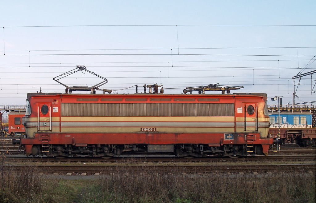Im besten Fotolicht prsentiert sich die 230 035 am 18.11.2008 im Bahnhof Cheb. Auch ber 40 Jahre nach ihrem Erscheinen ist diese bei Skoda hergestellte Maschine eine imposante Erscheinung.
