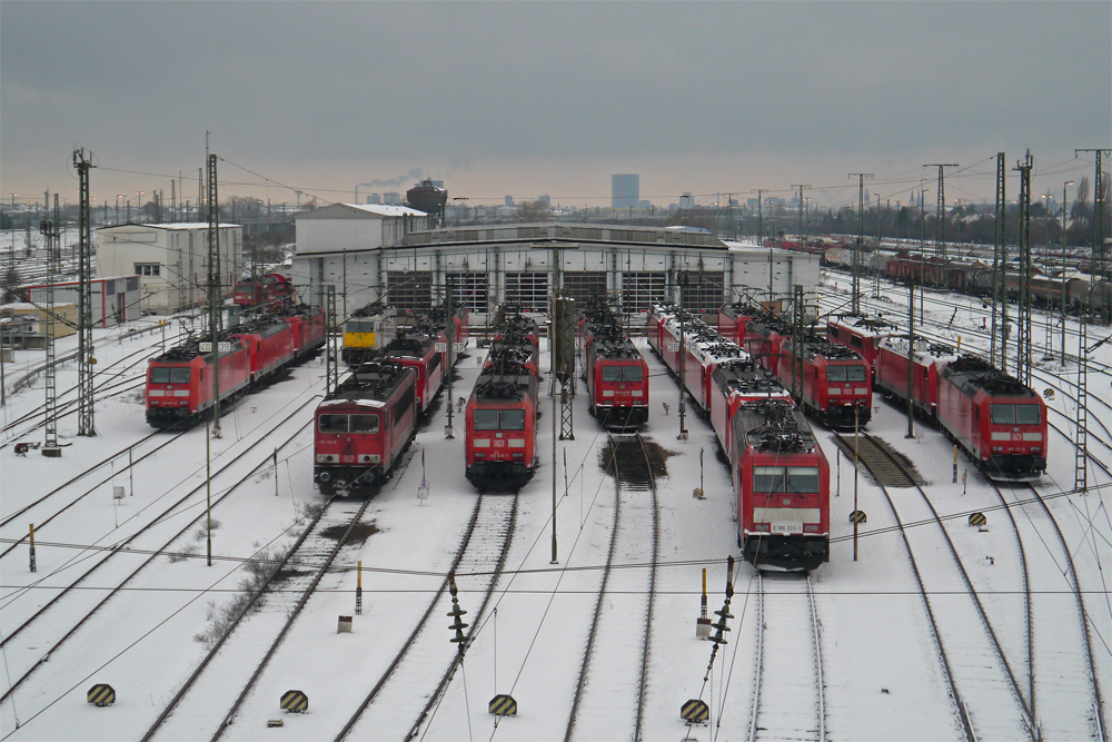 Im Betriebswerk Mannheim Rbf herscht auch an diesem Sonntag keine Stille, weil viele Loks aufgrund der Kälte nicht abgerüstet wurden und so auch Sonntags vor sich hin brummen. (09.12.2012)