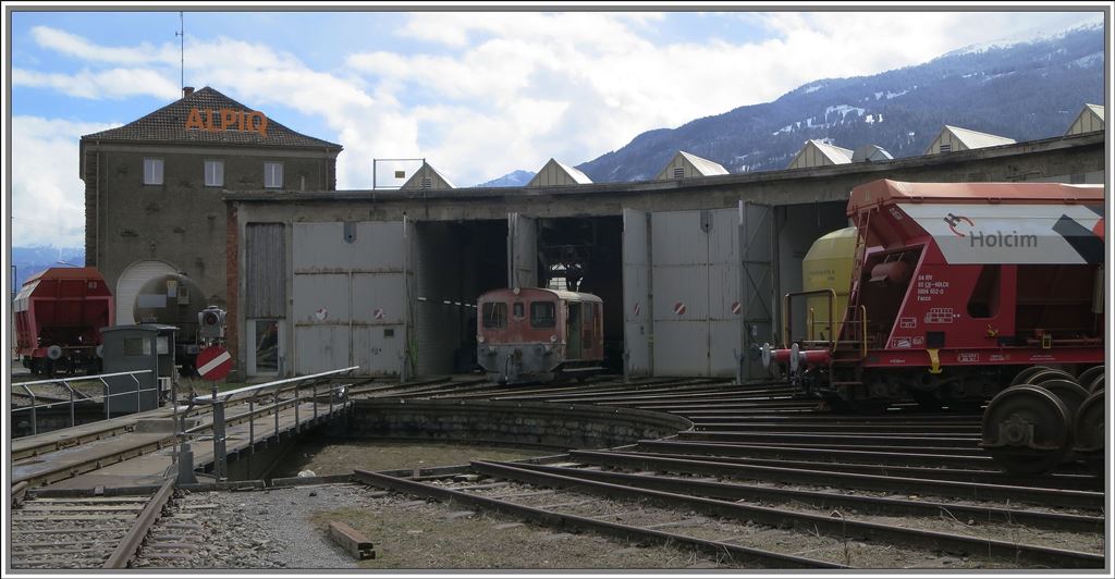 Im ehemaligen Lokdepot Sargans werden Gterwagen von Holcim unterhalten. Als Rangierlok dient der etwas heruntergekommene Tm 770. (19.03.2013)