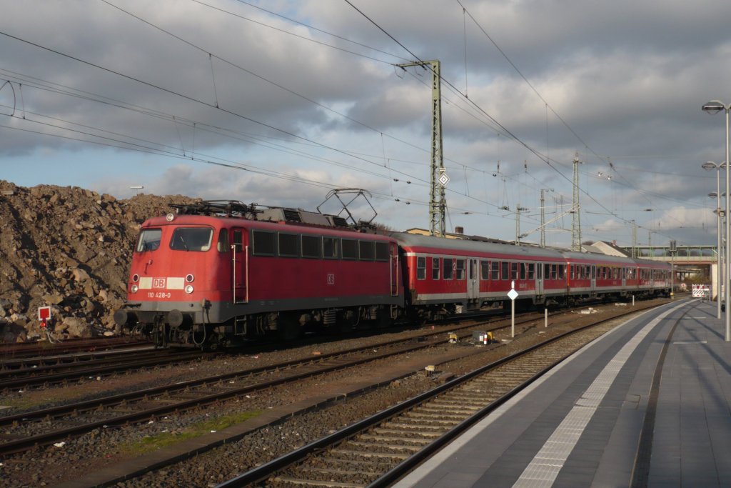 Im Gieener Bahnhofsbereich rangiert die 110 428-0 mit ihrem Wagen als Lz um abgestellt zu werden. (Aufnahme von 04.12.09)
