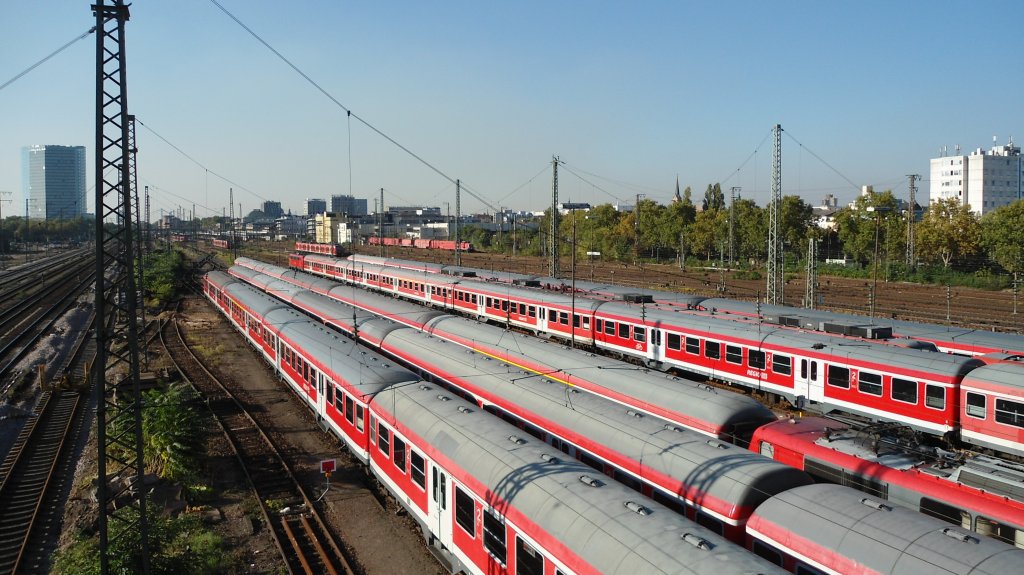 Im Gleisvorfeld des Mannheimer Hbfs wurden mehrere Regionalbahnen mit 111er und ET 425 abgestellt. Im Hintergrund ist der Rettungszug und das gelbe Stellwerk zu sehen. 