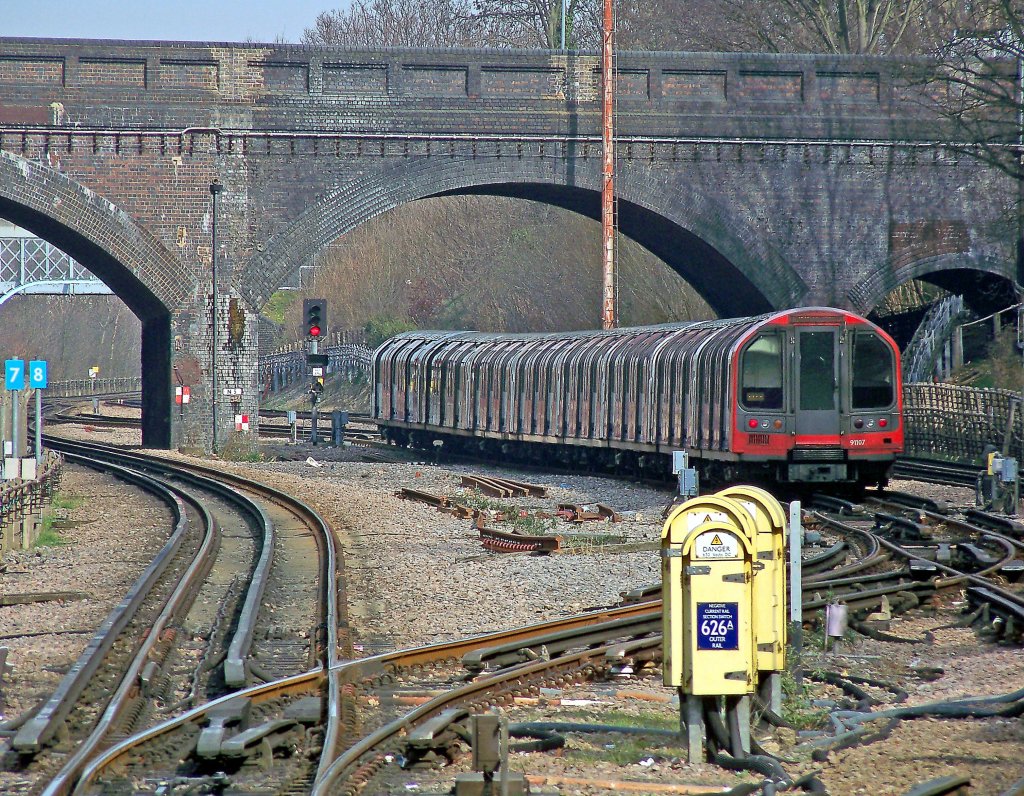 Im Gleisvorfeld der Newbury Park Staion abgestellter Zug der BR 1992 Tube Stock, 18.3.010.