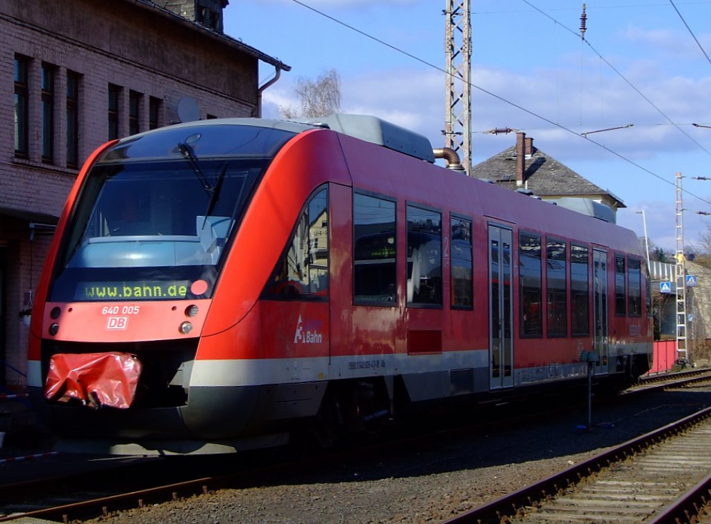 Im Hbf Siegen abgestellter 640 005 (LINT 27) der 3-Lnder-Bahn am 04.09.2010, die Aufnahme ist aus dem Sdwestflische Eisenbahnmuseum gemacht worden. Die einteiligen Triebwagen haben eine Leistung von 315 kW und eine Hchstgeschwindigkeit von 120 km/h. 