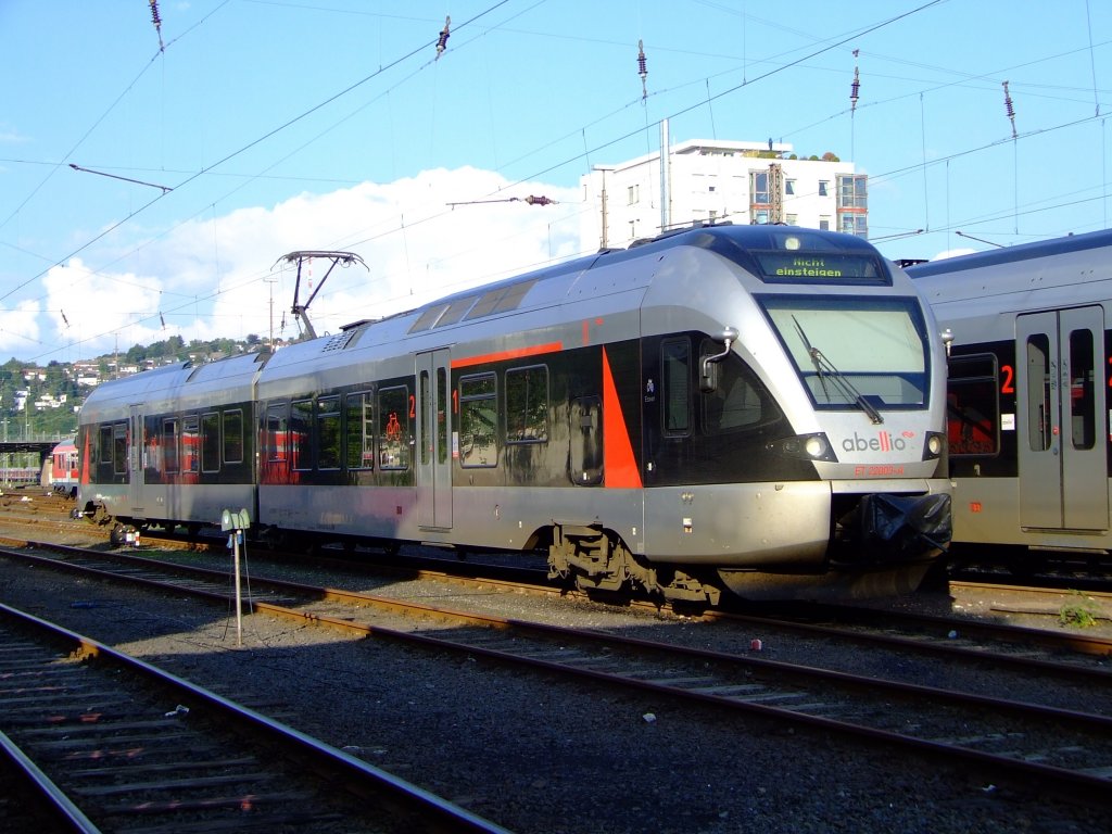 Im Hbf Siegen abgestellter ET 22 003-A (2-teiliger Stadler Flirt) der Abellio Rail NRW am 04.09.2010, die Aufnahme ist aus dem Sdwestflische Eisenbahnmuseum gemacht worden. Seit 09. Dezember 2007 hat Abellio das Ruhr-Sieg-Netz zwischen Siegen, Hagen und Essen bernommen (RE 16 Ruhr-Sieg-Express und RB 91 Ruhr-Sieg-Bahn). Die zweitelige Variante des FLIRT ist z.Z. nur bei der Abellio im Einsatz (8 Stck).