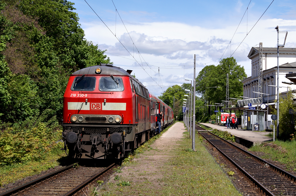 Im Hochlicht: 218 330-9 und 218 413-2 stehen am 16.05.2010 als RB nach Dannenberg Ost in Lneburg (Westseite)zur Abfahrt bereit.