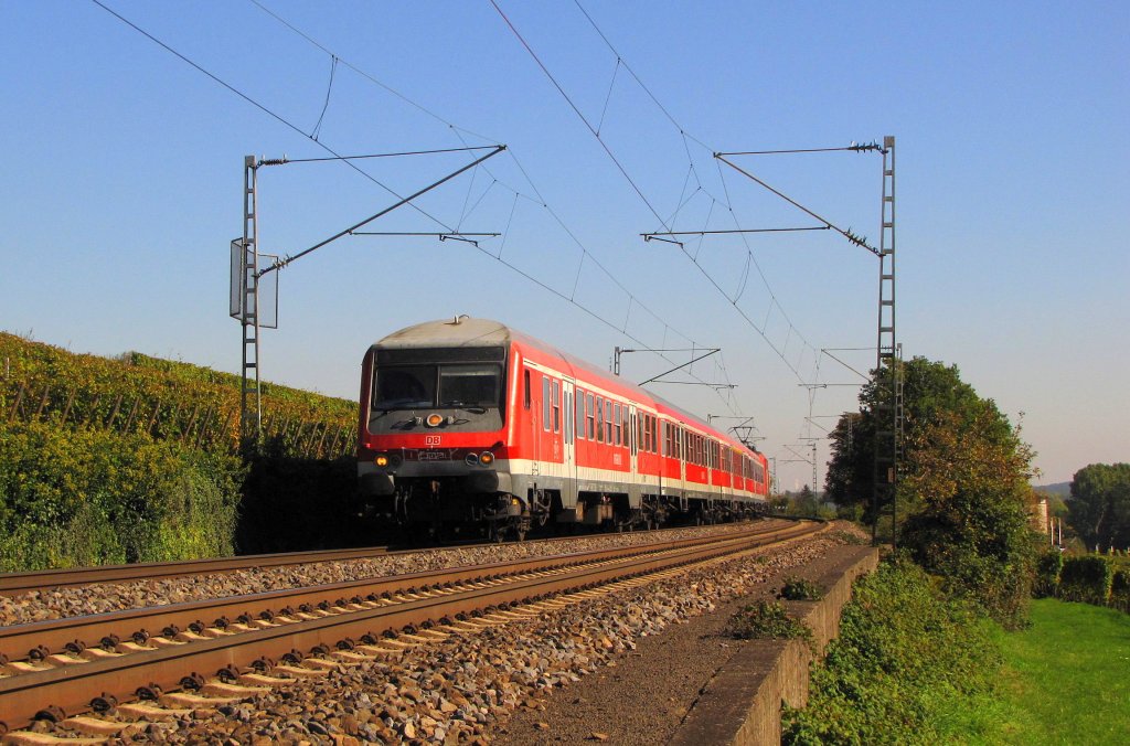 Im Jahr 2010 fuhr DB Regio noch am rechten Rhein - RB 15524 von Wiesbaden Hbf nach Koblenz Hbf mit 143 133-7 am Zugschluss, bei Erbach (Rhg); 10.10.2010