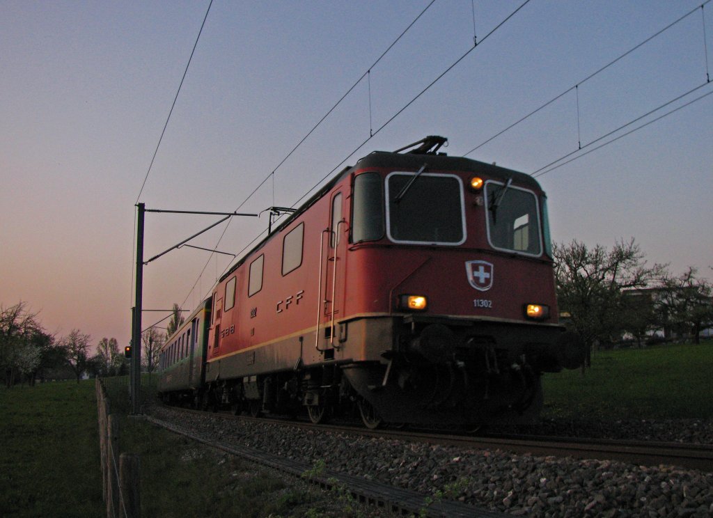 Im letzten Abendlicht konnte ich in Tgerwilen noch Re 4/4 11302 mit dem IR 34678 (Konstanz-Zrich HB) erwischen, der den ausgefallenen IR 9078 (Konstanz-Biel/Bienne) ersetzte. (24.April 2010)