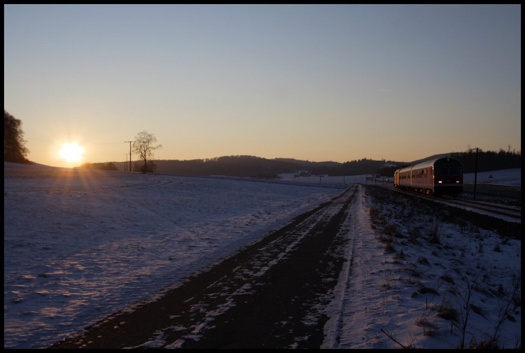 Im letzten Licht hat sich 218 432-3 mit dem Wintermrchen-Express auf die letzte Fahrt des Tages begeben, 05.02.12