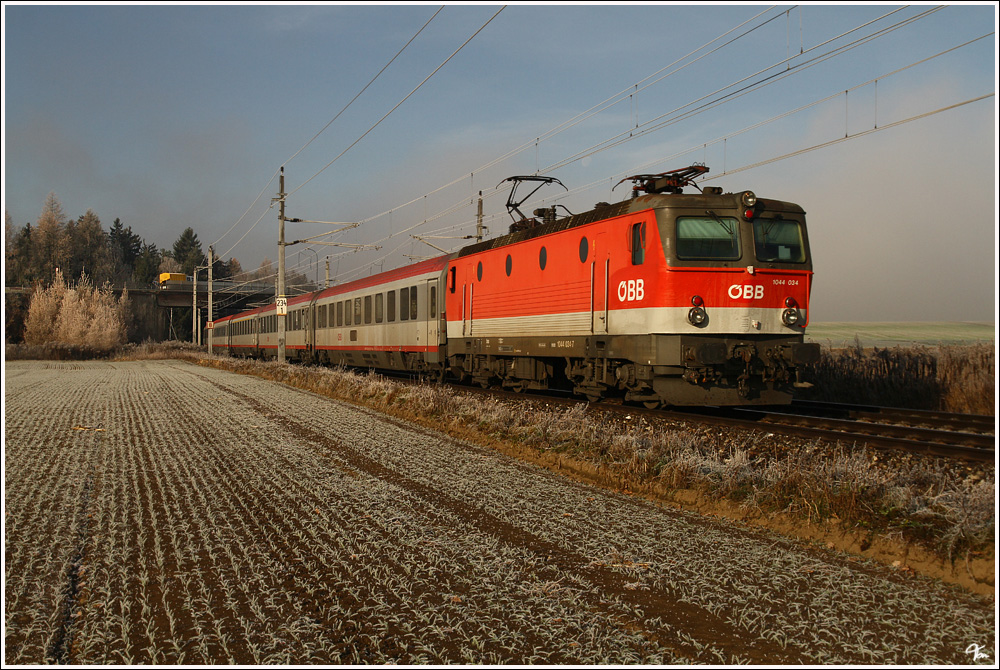 Im Morgennebel zieht 1044 034 den IC 534 von Villach nach Wien Meidling. 
Zeltweg 14.11.2011