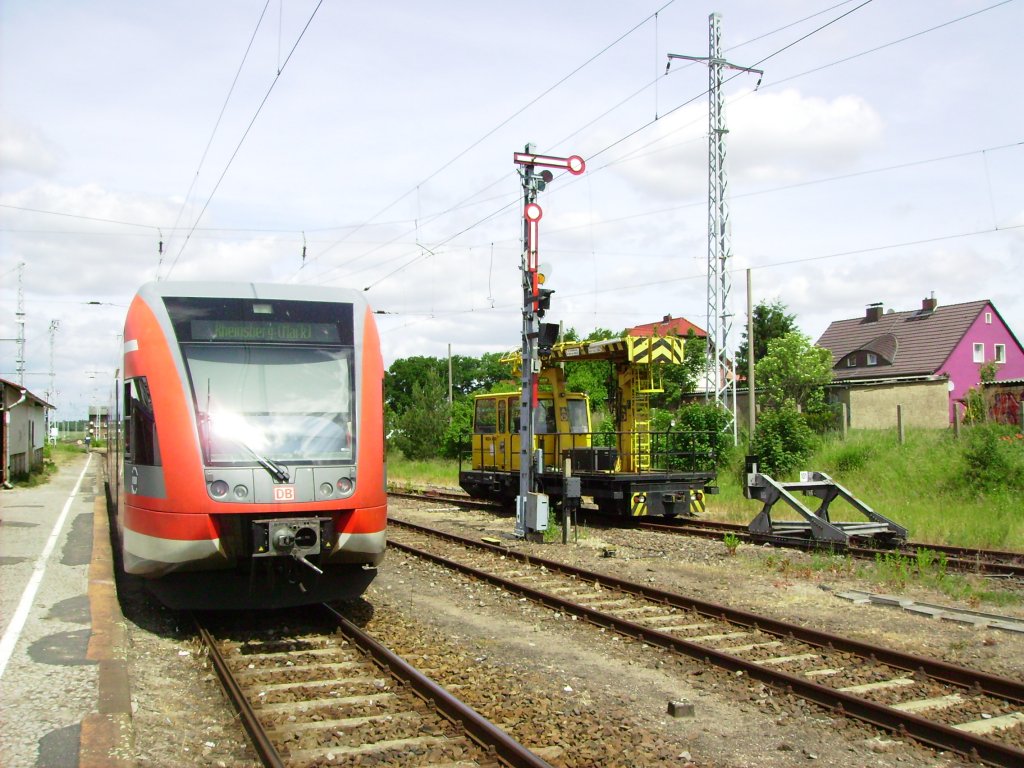 Im NOCH mit DR-Flair versehenen Bahnhof Lwenberg (Mark) trafen sich am 04.06.2012 zwei Welten, einerseits ein moderner 646 von DB Regio, anererseits ein antiquiarer Bahnsteig mit passendem Formsignal und DR-Oberleitunsrevisionswagen.