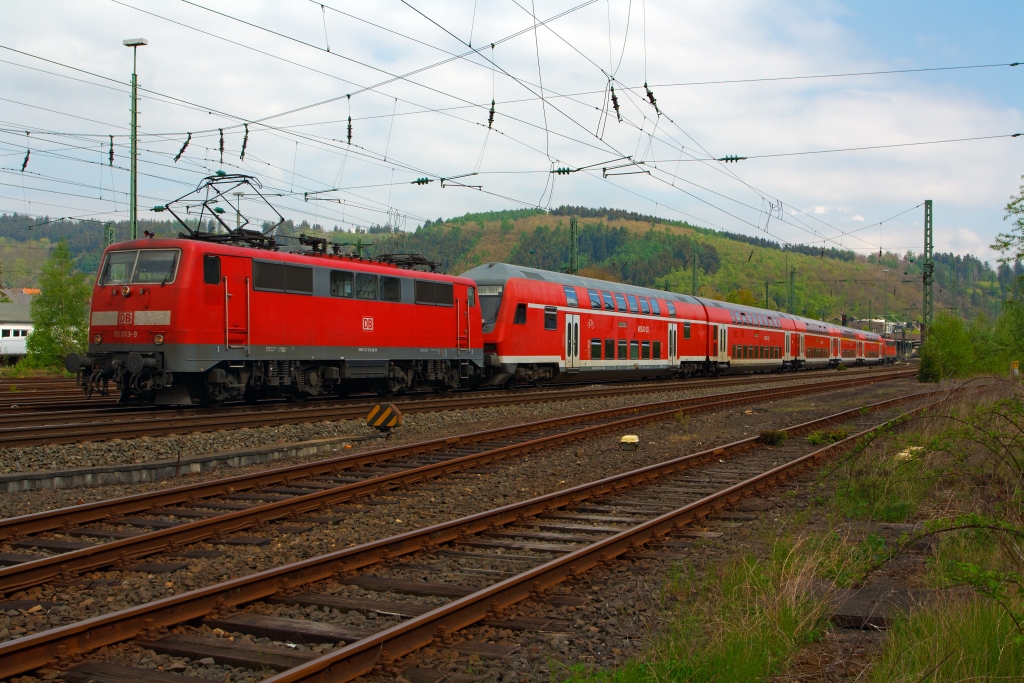 Im Sandwich: 111 013-9 zieht und 111 016-2 schiebt den RE 9 (Rhein-Sieg-Express) Siegen - Kln - Aachen, am 01.05.2012 vom Bahnhof Betzdorf/Sieg weiter in Richtung Kln.