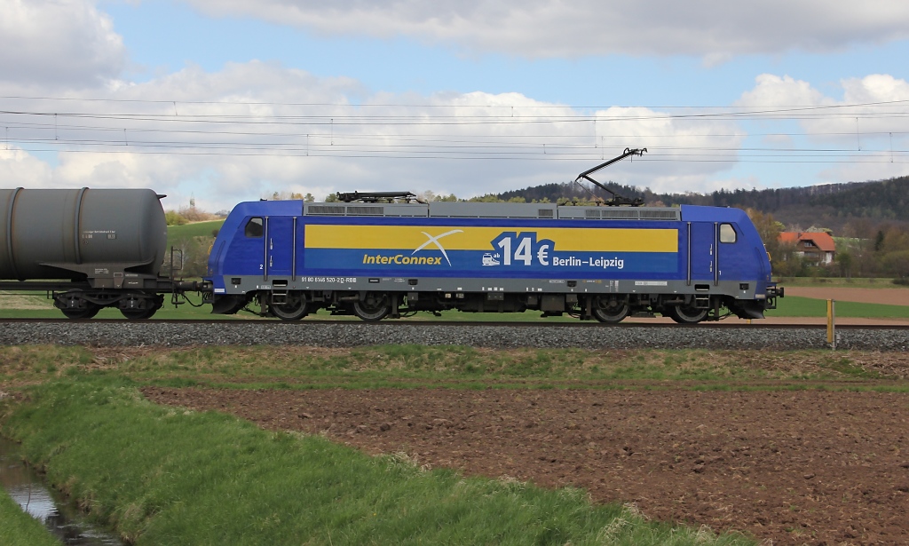 Im Seitenprofil: 146 520-2 mit Kesselwagenzug in Fahrtrichtung Eisenach. Aufgenommen am 16.04.2012 bei Herleshausen.