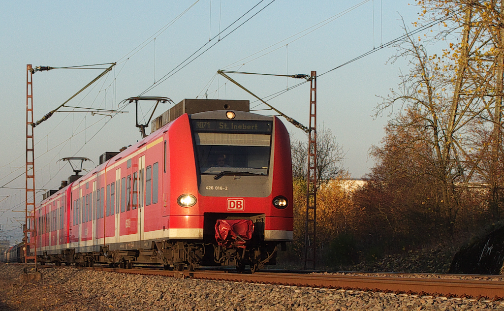 Im Sonnenuntergang befahren 426 016 und am Schlu 426 039 als RB 71 Dillingen/Saar - St. Ingbert die KBS 685 in Hhe des Kraftwerk Ensdorf.19.11.2012