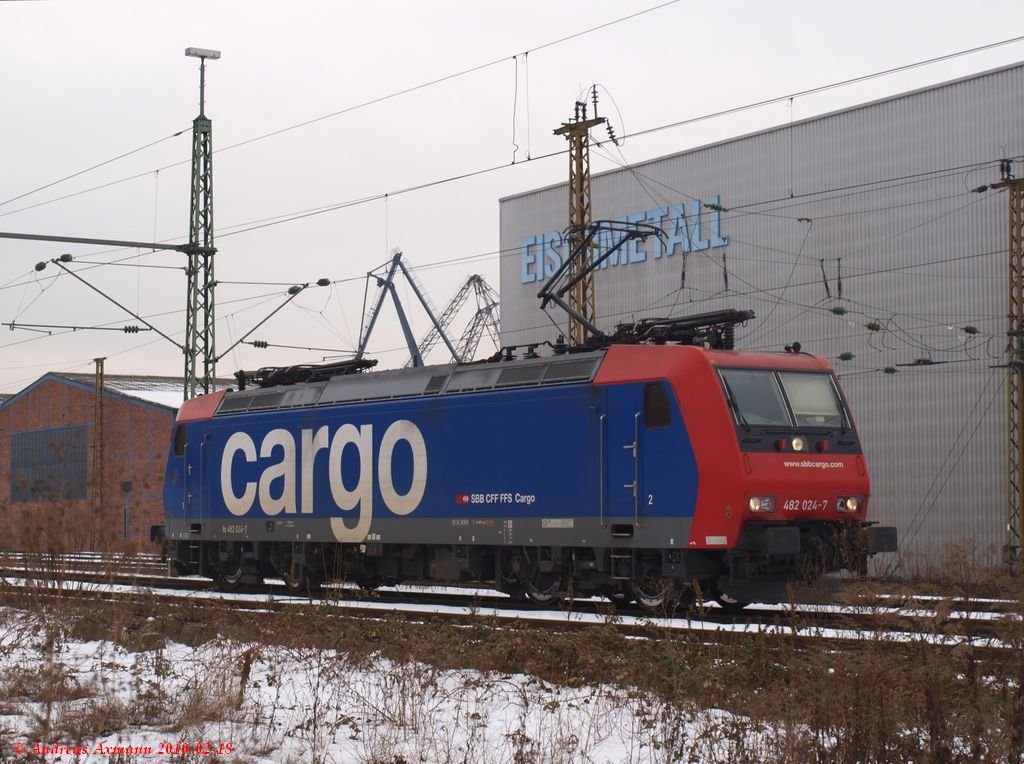 Im Stuttgarter Hafen stand die Re482 024-7 und wartet auf Arbeit. (18.02.2010) 