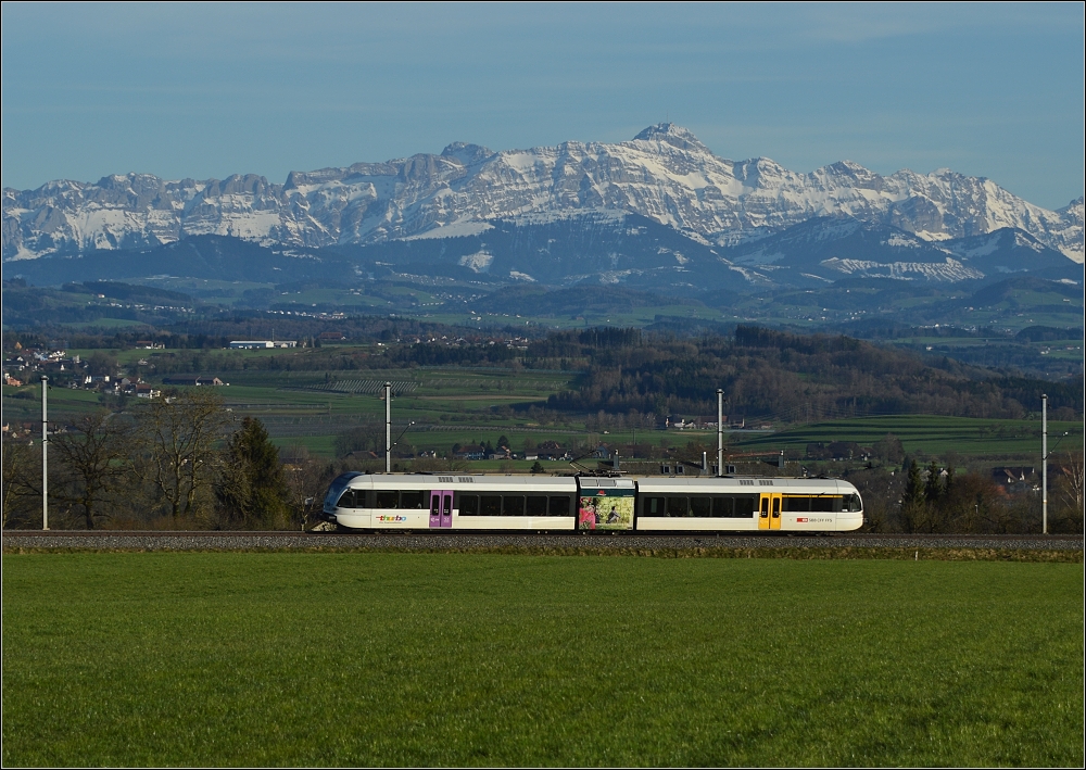 Im Thurgau mit der Thurgau-Bodensee. Hier zeigt sich der Reiz der ehemaligen Mittelthurgaubahn. Wer bei guter Sicht in Konstanz startet wird erst mit einem wunderbaren Blick ber Konstanz und den Bodensee belohnt, aber aber der anderen Seite des Seerckens bei Berg gibt es dann einige Kilometer dieses grandiose Szenario mit Blick auf den Sntis und das Alpsteinmassiv. April 2013.