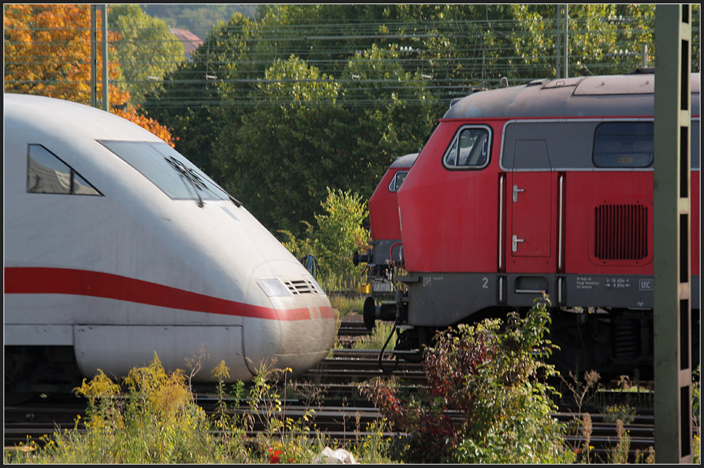 Im Vorfeld des Stuttgarter Hauptbahnhofes - 

Ein einfahrender ICE passiert auf ihren Einsatz wartende 218er Diesellokomotiven.

09.10.2010 (M)