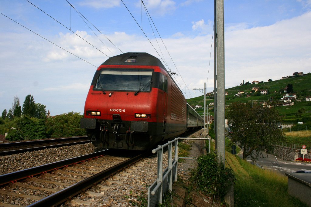 Im Wallis eine hufige Kombination: Re 460 013 mit einigen Bpm 51 als IR 1421 (Genf Flughafen - Brig) im Lavaux zwischen Cully und Epesses. 