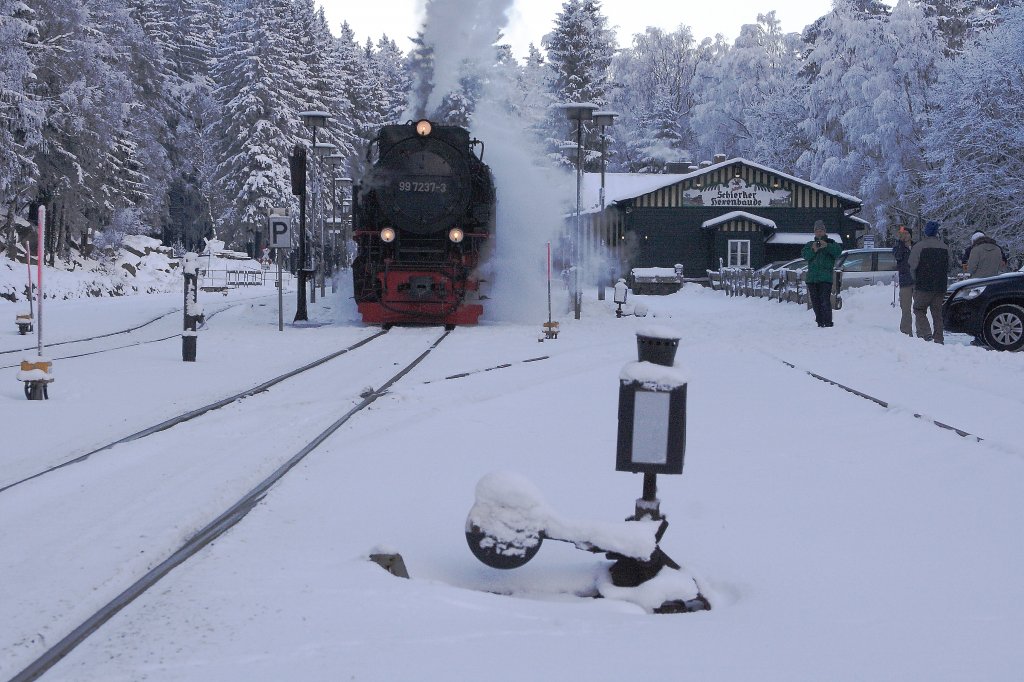 Impression aus dem Bahnhof Schierke am 25.01.2013. Im Bahnhof steht abfahrbereit zur Brockenfahrt 99 7237 mit P8937.