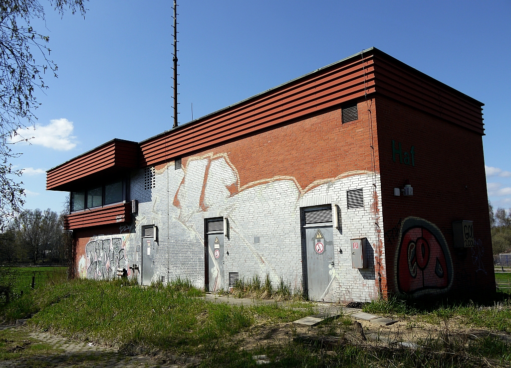 Impressionen aus Hamburg-Sd: ehemaliges Stellwerk Haf in Hausbruch an der Fernbahnstrecke nach Cuxhaven. Mittlerweile steht es weit von den Gleisen entfernt, quasi auf der grnen Wiese. 28.4.2013