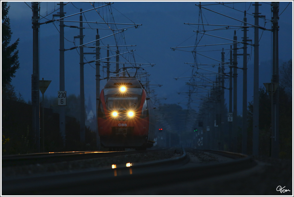 In der Abenddmmerung fhrt 4024 047 als R 1713 von Mrzzuschlag nach Friesach. Zeltweg 14.10.2012