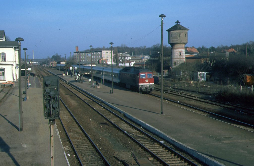 In den Bahnhof von Grevesmhlen eingefahrender Interregio aus Richtung Bad Kleinen nach Lbeck im Jahre 1994