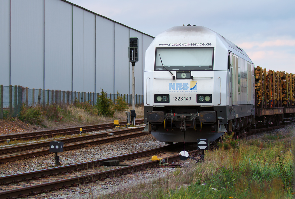 In diesem Jahr wartet die Lok zum zweiten Mal mit beladenem Holzzug vor der Gleissperre auf eine Zugpause, um die Wagen aufs Hauptgleis umzusetzen. - 15.10.2012
