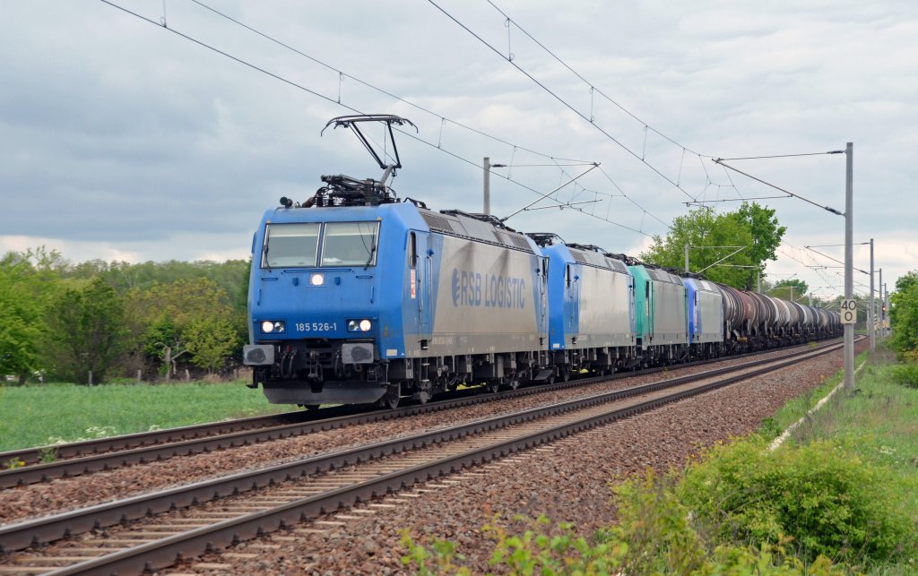 In einem Kesselwagenzug der HGK waren am 06.05.12 noch drei Wagenloks eingereiht. 185 526 zog ihren Zug durch Jenitz Richtung Bitterfeld.