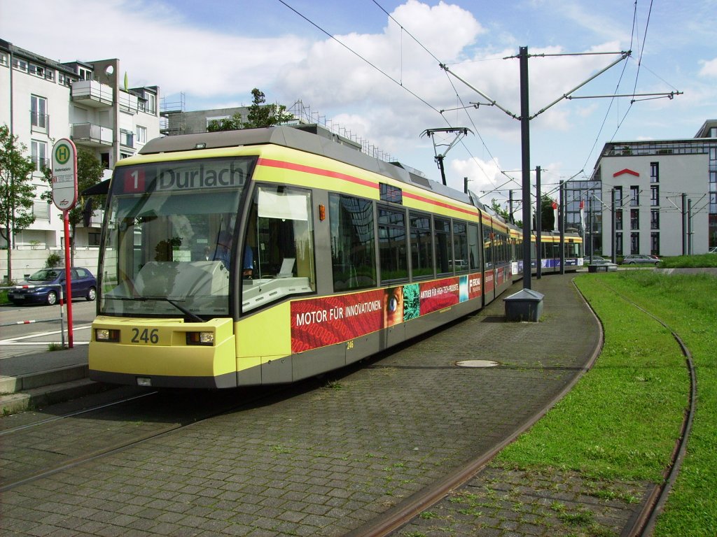 In der Endhaltestelle der Linie 1 in Oberreut Badeniaplatz stehen am 10.09.2010 zwei Sechsachser 246 und 254 bereit um ihre Fahrt in Richtung Durlach Turmberg anzutreten.
