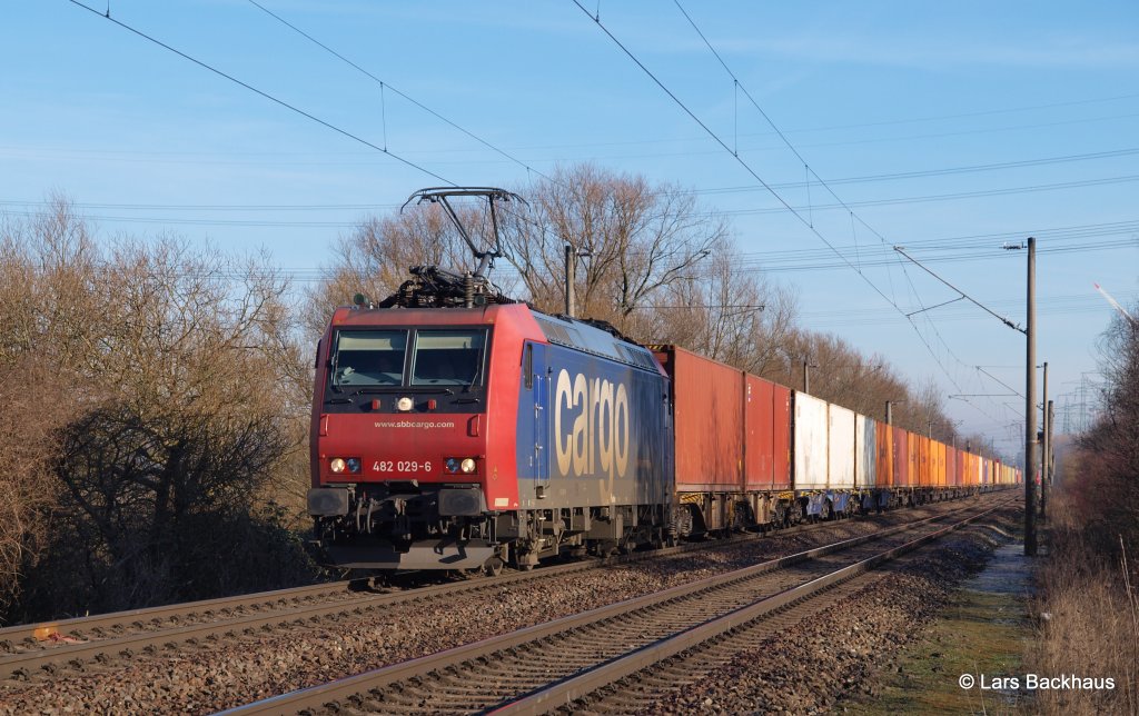 In den ersten frhlings Sonnenstrahlen des Jahres im Hamburger Raum hat 482 029-6 mit ihrem Containerzug erst einen kurzen Teil der langen Reise Richtung Sden hinter sich. Aufgenommen am 05.03.13 in Hamburg-Moorburg.