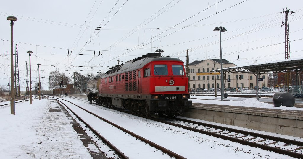 In flotter Fahrt durchfhrt 232 093-5 mit einem sehr kurzen Zug den Bahnhof Riesa in Richtung Leizig. Aufgenommen am kalten 21.02.13 .