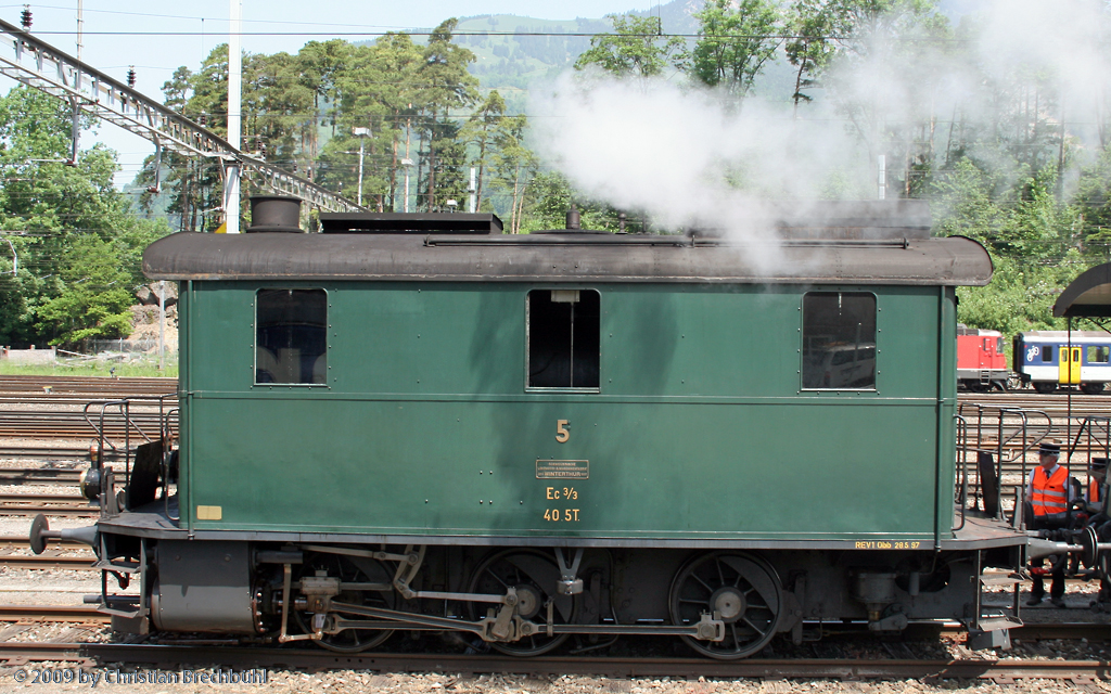 In ihrem Kasten sieht man fast nicht mehr das hier eine Dampflok vor einem steht, die Ec 3/3 HWB 5 in Arth Goldau am 23.05.2009.