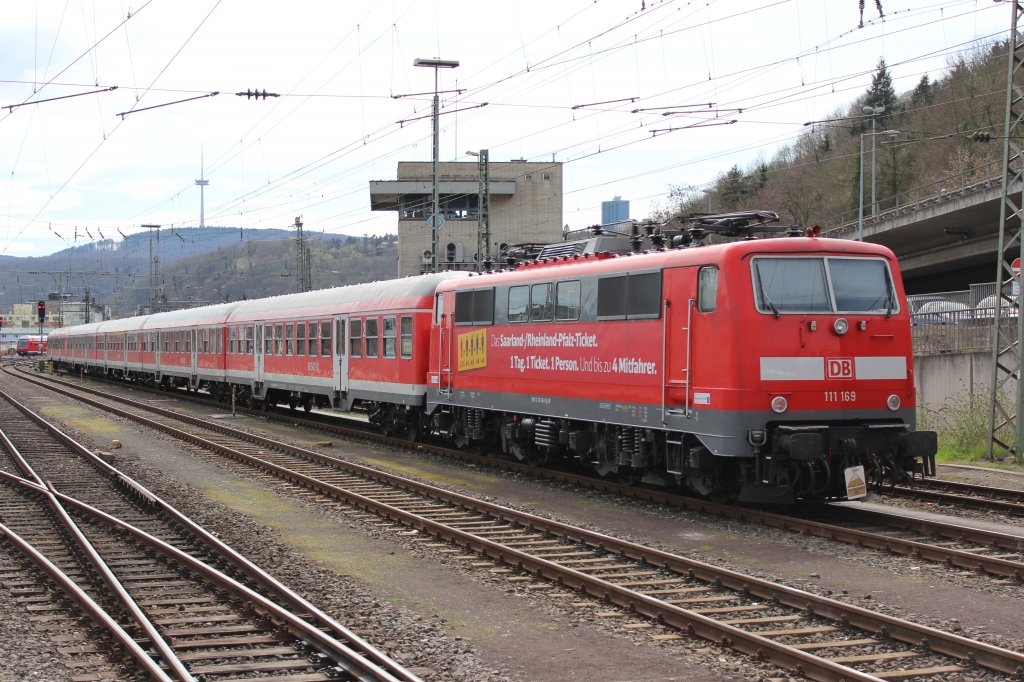 In Koblenz wartete die  Saarland- Rheinland-Pfalz-Ticket-Lok  111 169 auf ihren nchsten Einsatz. 14.04.2013