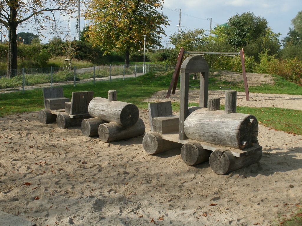 In der Nhe vom Stralsunder HBf steht auf einem Spielplatz diese Holzeisenbahn.Aufnahme vom 24.September 2011.