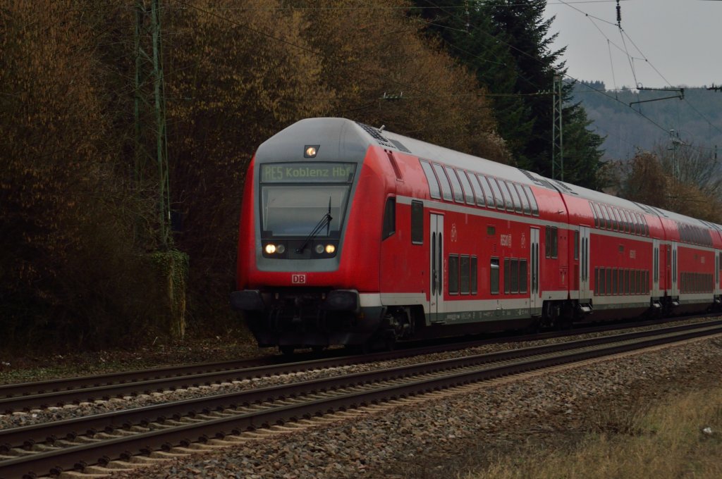 In Oberwinter bei der Ausfahrt nach Remagen ist der RE5 von Emmerich nach Koblenz unterwegs. 12.2.2013