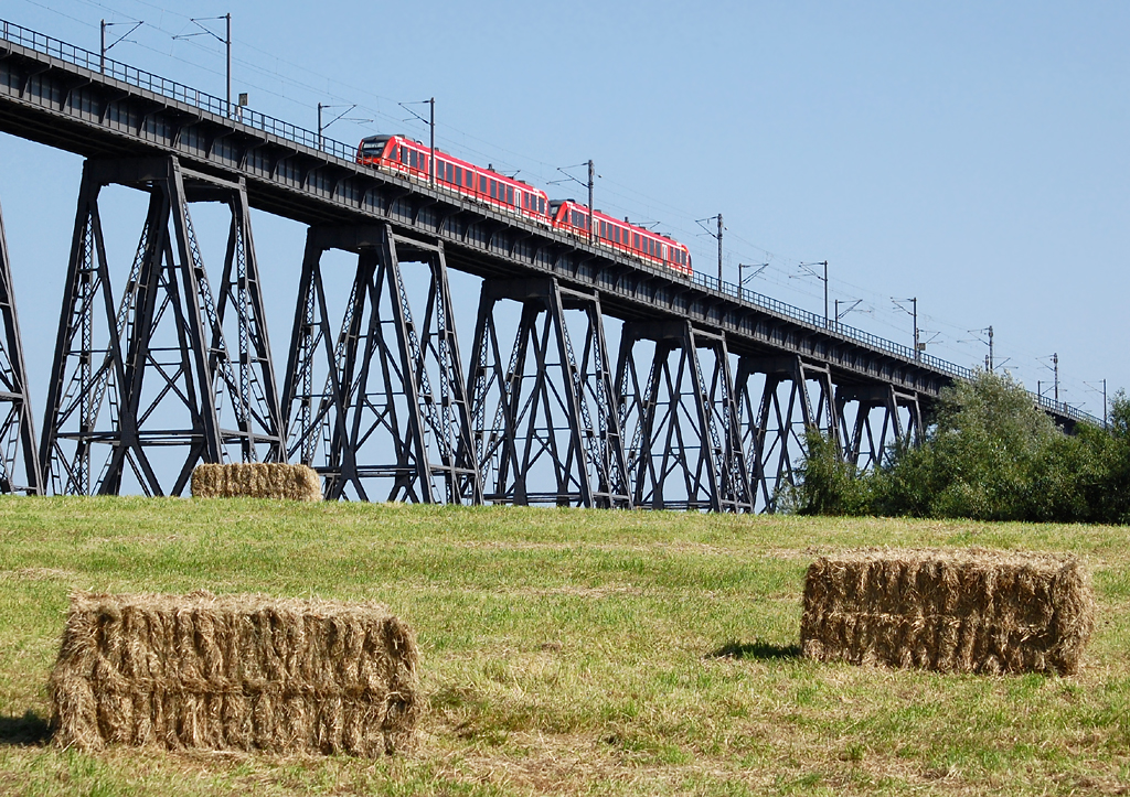 In Osterrnfeld geht es rauf auf die Rendsburger Hochbrcke. Diese zwei 648er-Garnituren werden - nach berquerung des Nord-Ostsee-Kanals - in wenigen Minuten den Bahnhof Rendsburg erreichen. (Aufnahme vom 9. Juli 2013)