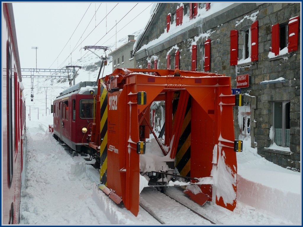 In Pontresina nahm ich den ersten Zug, der wieder ber die Berninastrecke fuhr. In Ospizio Bernina begegnete mir die ganze Auswahl von Schneerumgerten. Der ABe 4/4 II 44 schiebt den Spurpflug und zieht den Schneerumer Xk9132 hinter sich her, der bis 6m Breite und 3m Hhe, den Schnee ins Gleis zieht, wo die nachfolgende Schneeschleuder kurzen Prozess damit macht. (01.12.2009)