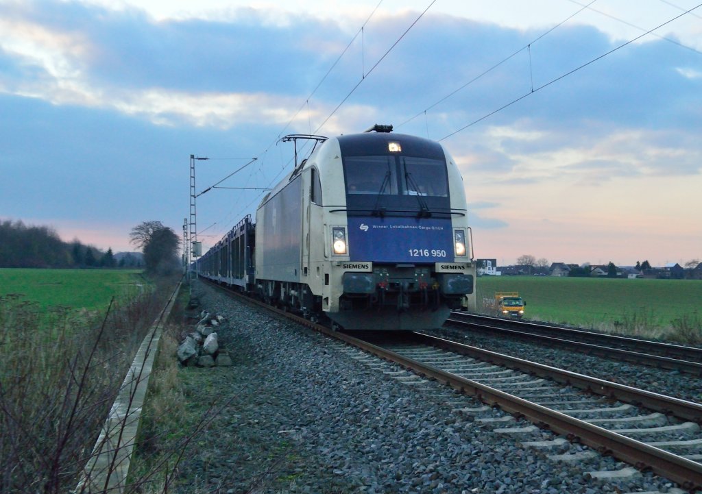 In Richtung Kln fahrend begenete mir die 1216 950 der Wiener Lokalbahnen Cargo GmbH mit einem Autotransportwagenleerzug kurz hinter Gubberath am Freitagabend den 11.1.2013 