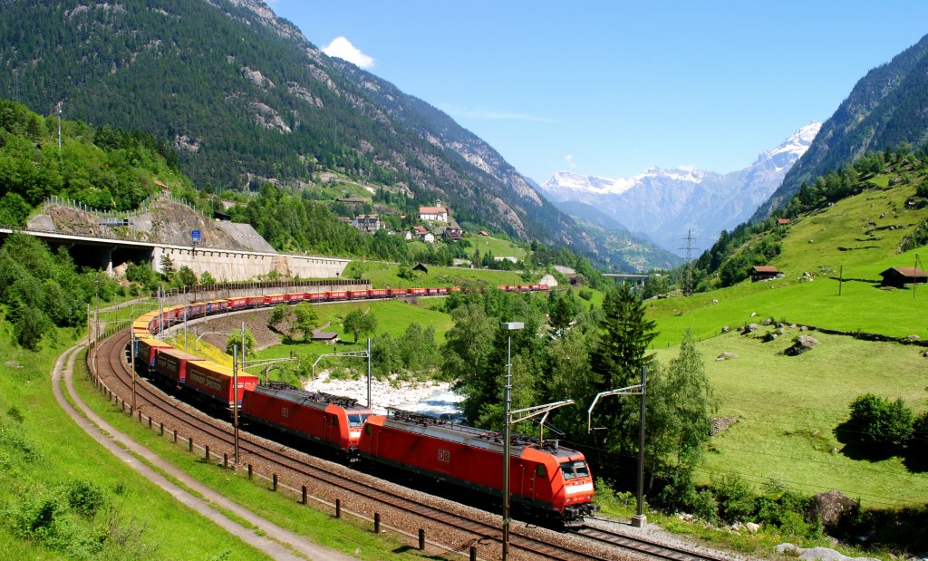 In die schne gegend von Wassen in der Schweiz liegt der Winner ganzzug sich gerade in die kurve um an die steigung von die Gotthard rampe zu beginnen richtung Italin am 24-06-2010.