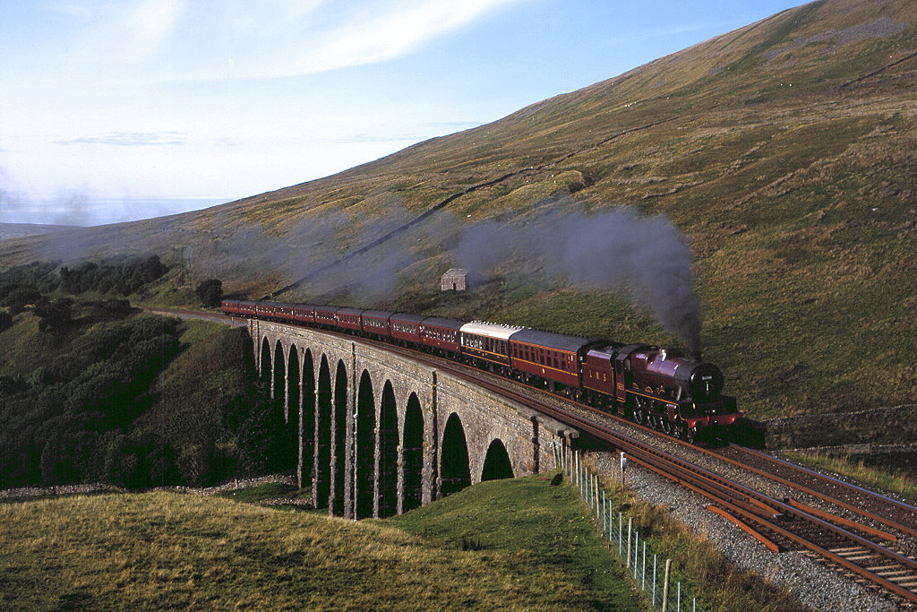 In der Sommersaison verkehren einige dampfgefhrte Sonderzge auf der Linie Settle - Carlisle. Das sind dann meist gut ausgelastete Schnellzge mit zehn oder mehr Wagen, Lok und Crew haben auf der Bergstrecke dabei reichlich zu tun. Am 01.09.2010 hat LMS 5690 auf der Rckfahrt nach York den Scheitelpunkt bereits passiert und passiert den Viadukt bei Arten Gill.