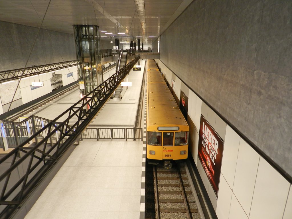 In der U 55 Station Hauptbahnhof sind schon mal drei Kurzzge fr zuknftige Verkehre, oder als Reserve falls der eine Kurzzug, der brav die drei Sationen der U 55 hin und her pendelt, mal ausfllt, abgestellt. Gesehen am 03.07.12 