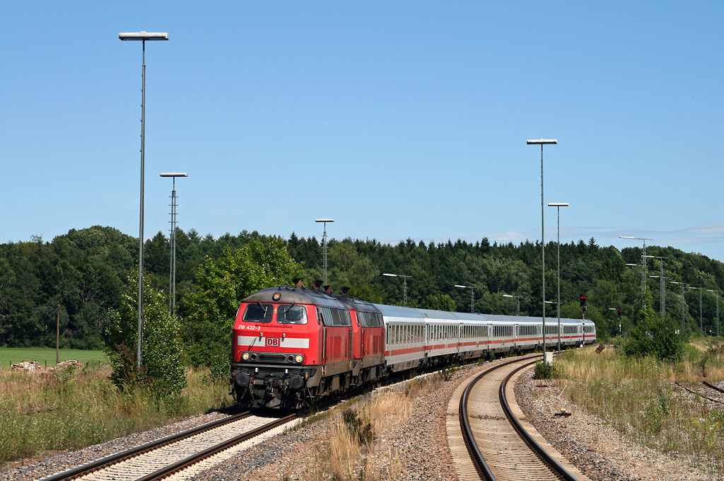 In voller Fahrt eilen 218 432 und 218 494, beide beheimatet bei der RAB Ulm, mit dem verspteten IC 119 von Mnster nach Innsbruck durch den Bahnhof von Bad Schussenried. Die Aufnahme entstand am 01. August 2010.
