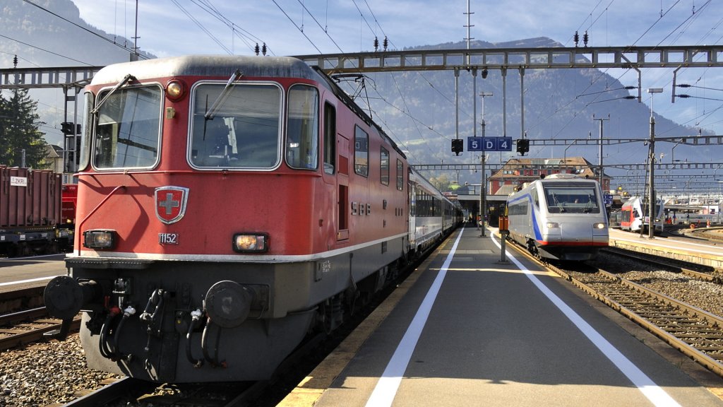 IR nach Lugano gezogen von einer Re 4/4 im Bahnhof Arth-Goldau daneben ein ERT 470 nach Milano am 6.10.2020