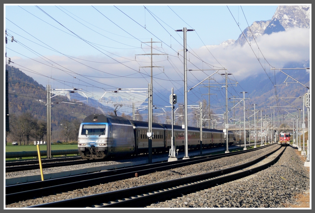 IR1771 nach Chur mit Re 460 034-2 und in der RhB Ausweiche Zizers Ge 4/4 II 614  Schiers . (17.11.2010)