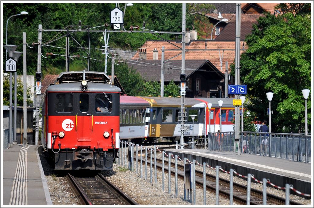 IR2230 von Luzern nach Interlaken Ost mit der altehrwrdigen De 110 003-1 in Brienz. (15.07.2013)