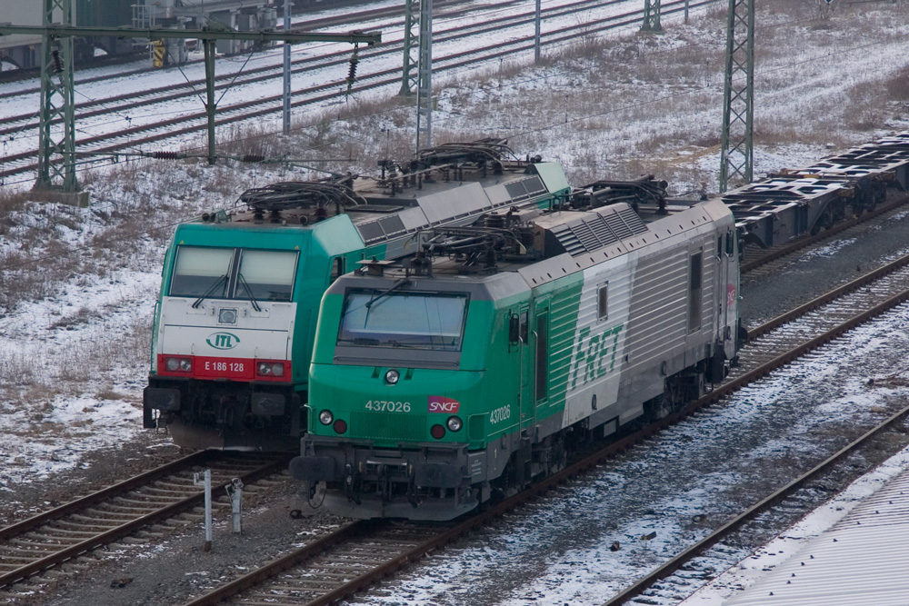 ITL 186 128 und FRET 437026 stehen friedlich in Dresden-Friedrichstadt nebeneinander. 20.01.2013